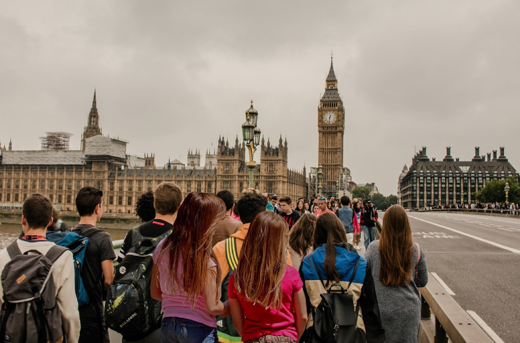 An image showing tourists looking towards the UK's House of Commons.